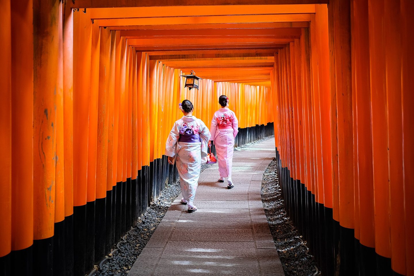 Portais torii de Fushimi Inari em Kyoto no Japão