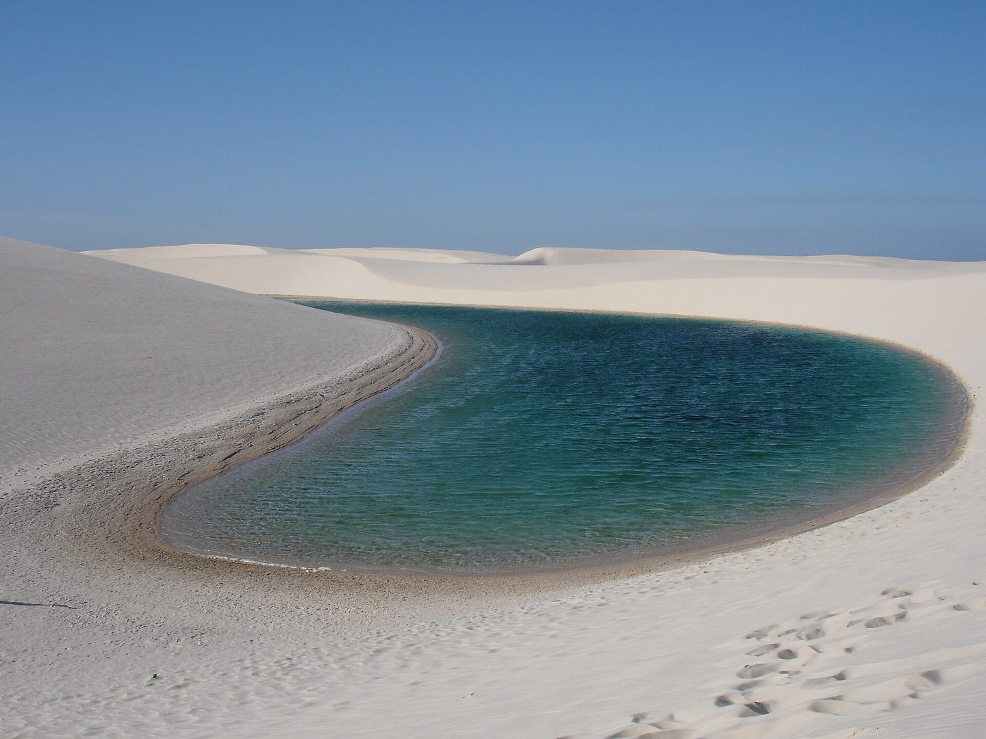 Lagoa entre dunas brancas nos Lençóis Maranhenses