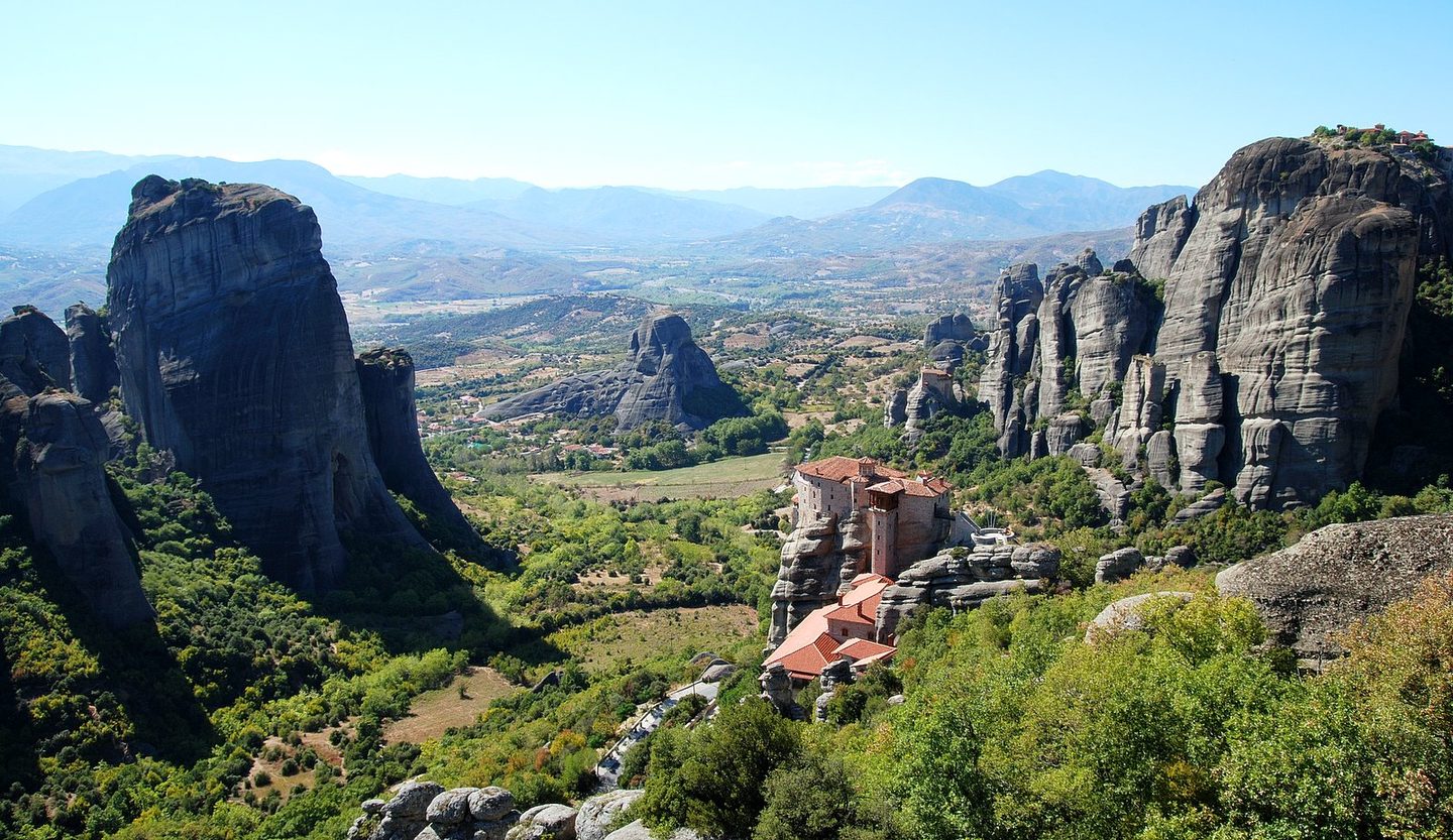 Mosteiros construídos sobre pilares de pedra em Meteora na Grécia