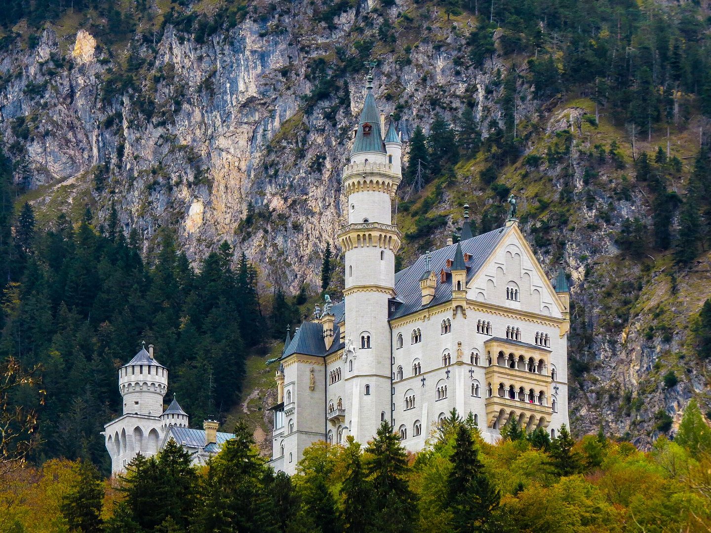 Castelo de Neuschwanstein cercado por montanhas na Baviera