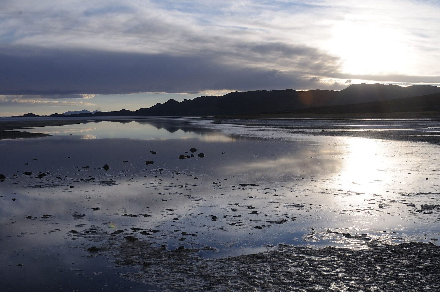 Reflexo do céu na água rasa do Salar de Uyuni na Bolívia