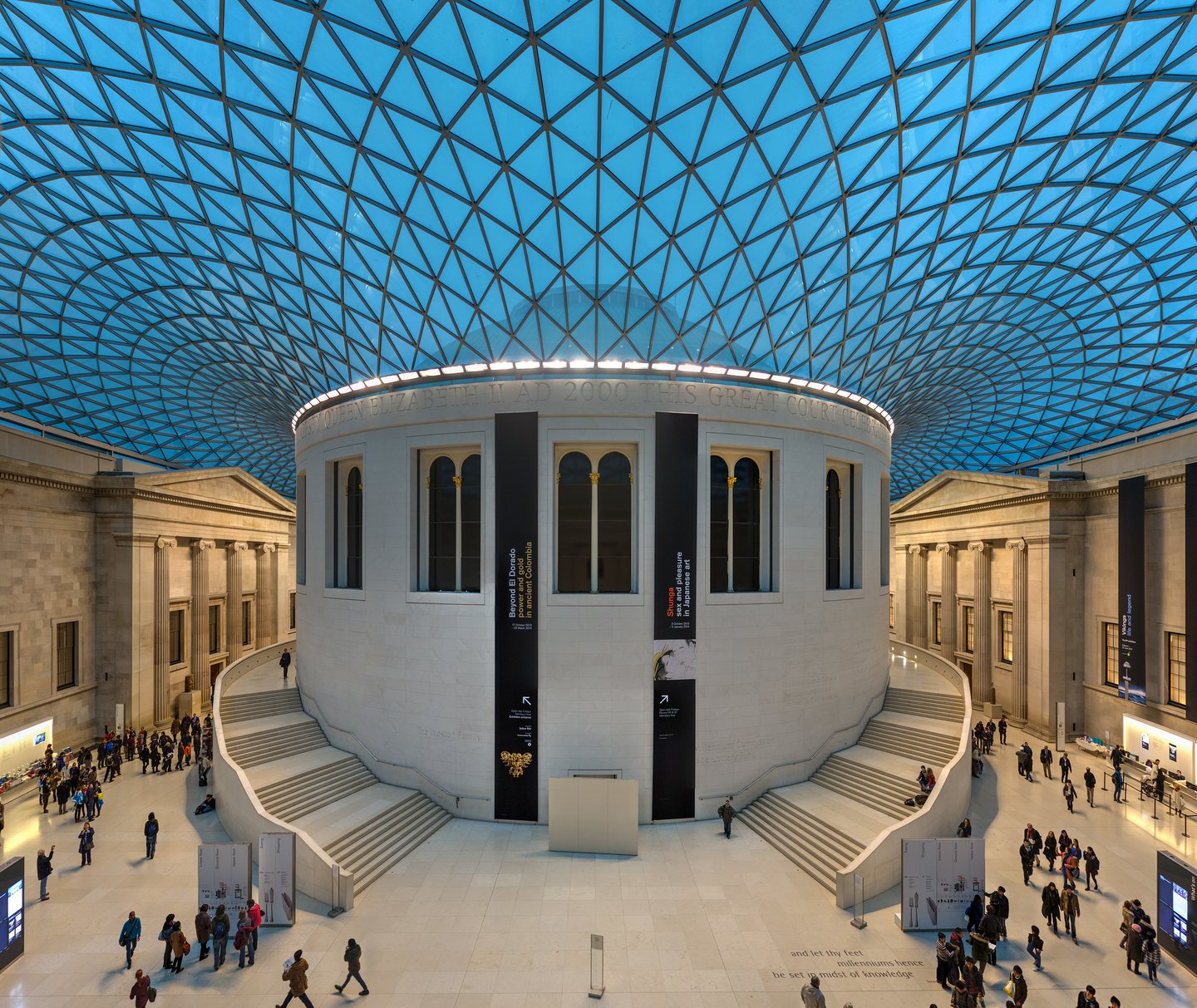 Grande salão coberto por estrutura de vidro do British Museum, em Londres.