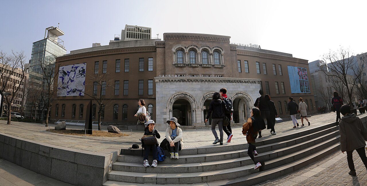 Fachada da unidade Seosomun do Seoul Museum of Art com visitantes nas escadarias